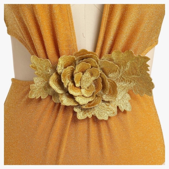 Luxe Flower Cutout Moderate Plunge Monokini One Piece Swimsuit - Picture 3 of 11